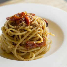 Spaghetti aglio, olio, peperoncino e pomodorini confit