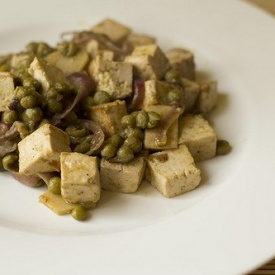 Tofu con piselli