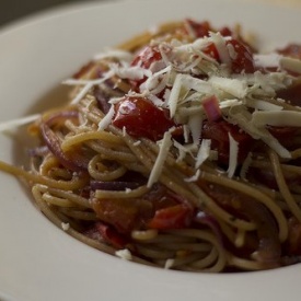 Spaghetti con cipolle rosse di tropea e pomodorini datterini