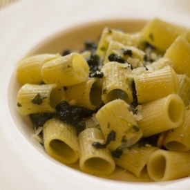 Pasta con spinaci, bacche di mirto e Castelmagno