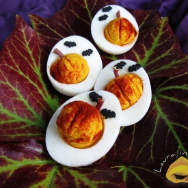 Uova trasformate in zucche di Halloween