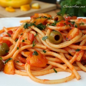 Bucatini con peperoni e olive