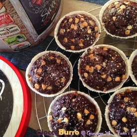 Muffins al cacao con gocce di cioccolato bianco (velocissimi e senza burro)
