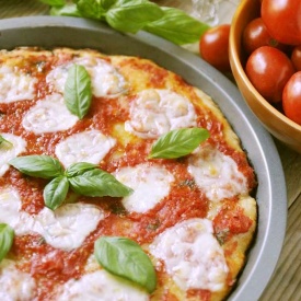Pizza Margherita sottile – croccante fuori e morbida dentro