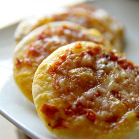 Pizzette buffet con pomodorini e mozzarella