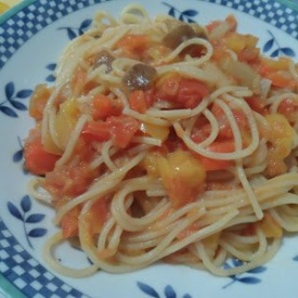 Spaghetti con sugo di peperoni e melanzana viola
