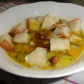 Zuppa di patate,zucca,scarola, porro e pancetta