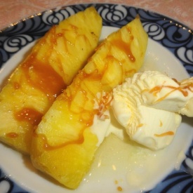 Ananas al forno con gelato alla vaniglia
