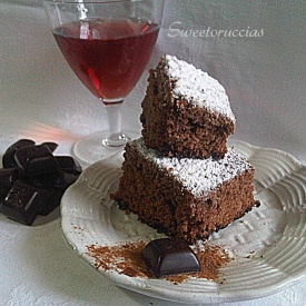 torta al vino rosso e cannella con gocce di cioccolato fondente