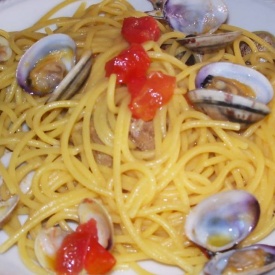 Spaghetti con lupini di mare e vongole