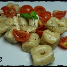 Gnocchi di patate al basilico con pomodorini e mozzarella (senza uova)