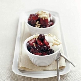  Dessert di ciliegie e fragole allo yogurt.