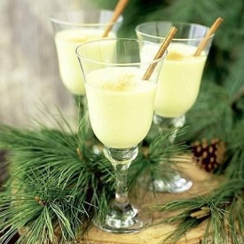 L’eggnog o egg nog è una bevanda alcolica tipica del periodo natalizio in Gran Bretagna, Stati Un