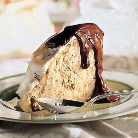  Zuccotto di gelato meringato con salsa calda al cioccolato.