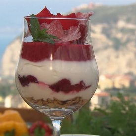 Bicchierini allo yogurt, confettura di rose e gelatina di frutti rossi.