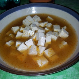 Dadini di tofu in brodo