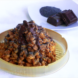 Dolce russo con cioccolato, panna acida, semi di papavero e latte condensato