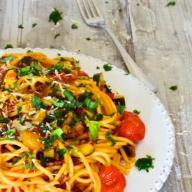 Spaghetti con ratatouille di verdure