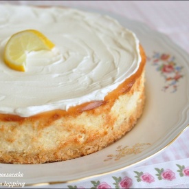 Cheesecake al limone con copertura di panna acida