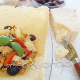 Cestini in Crosta di Parmigiano Reggiano con Insalata di Pollo Peperoni e Olive Taggiasche