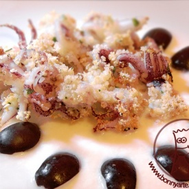 Ciuffi di calamari gratinati al forno con crema di mozzarella e olive nere