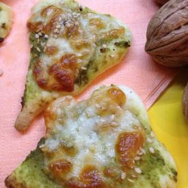 #Cuori di #pizza con #pesto alle #zucchine e #noci e #scamorza #affumicata 