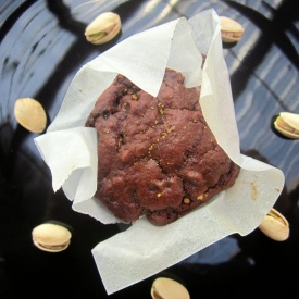 Muffins al doppio cioccolato con granella di pistacchio -  Double chocolate chip muffins with choppe
