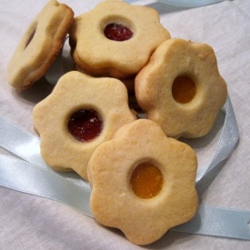 Biscotti sable con marmellata - Jam-filled butter sablè biscuits