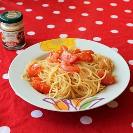 Spaghetti con pomodorini e ricotta forte