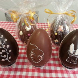 Uova di Pasqua con disegni di cioccolato