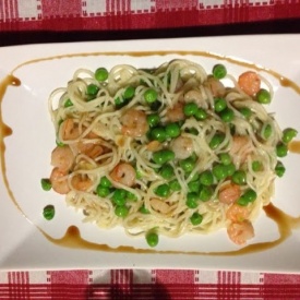 Chow mein noodles con piselli, gamberetti e mandorle