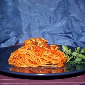 Spaghetti alle cozze in sugo rosso.