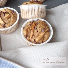 Muffin vegani alle mele e gocce di cioccolato