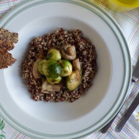 Quinoa con cavolini di Bruxelles e champignon