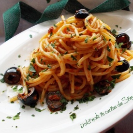 Spaghetti con pate' di pomodori secchi e olive