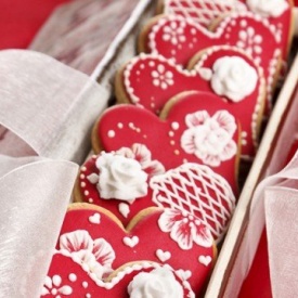  Biscotti di San Valentino, golosi biscottini di frolla decorati con pasta di zucchero. 