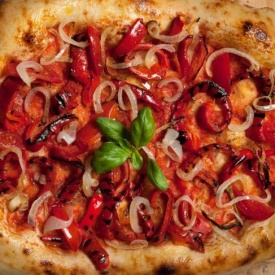 Pizza rossa piccante dedicata a tutti coloro che non possono assumere derivati del latte.
