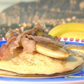 Pancake con composta di fichi, pancetta croccante e banane.