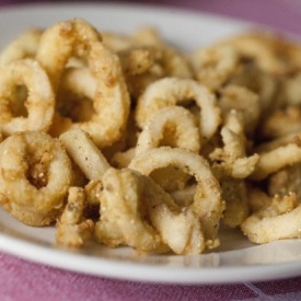  Anelli di calamaro fritti con panure al curry. 