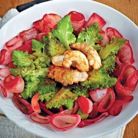  Fiori di scalogno in rosso con broccoli e scampi. 