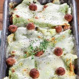 Lasagne verdi con lamelle di cavolfiore e polpettine.