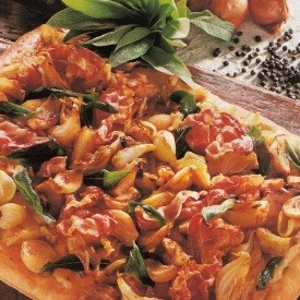  Pizza agli scalogni con pancetta affumicata.