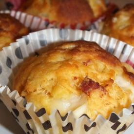 Muffin con asiago e speck