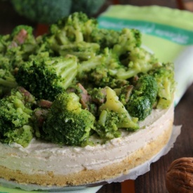 Cheesecake salata con broccoli e pancetta