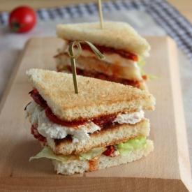 Sandwich con pomodori arrosto e ricotta