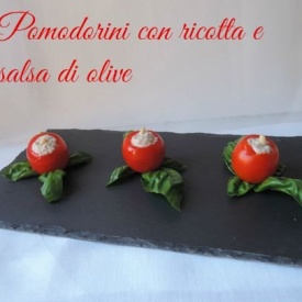 Pomodorini con ricotta e salsa di olive