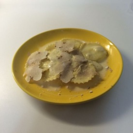Ravioli con ricotta in salsa di burro e parmigiano con il tartufo bianco