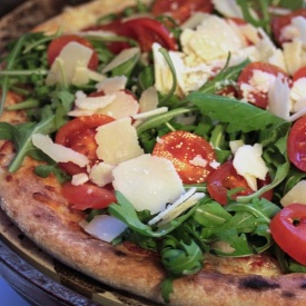 Pizza Bianca con Rucola, Pomodorini e Petali di Parmigiano