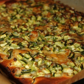 Pizza Bianca con Provola, Zucchine, Cipolle e Scaglie di Parmigiano