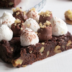 Brownies con noci, cioccolato e panna